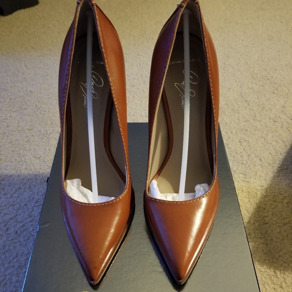 Donald Pliner Signature Pumps